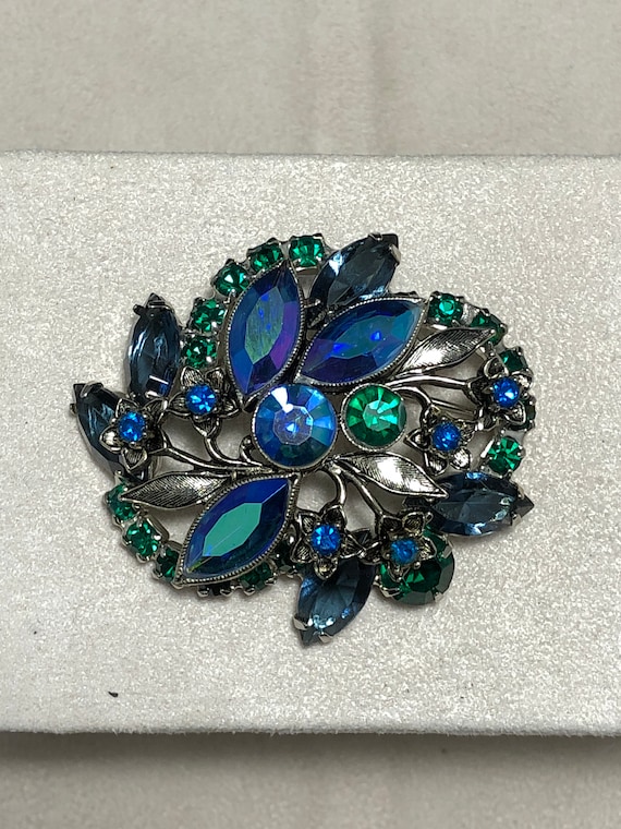 Beautiful Vintage Brooch with Little Flowers
