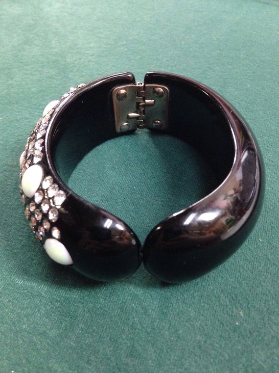 Vintage Unsigned Black Lucite Clamper Bracelet an… - image 7