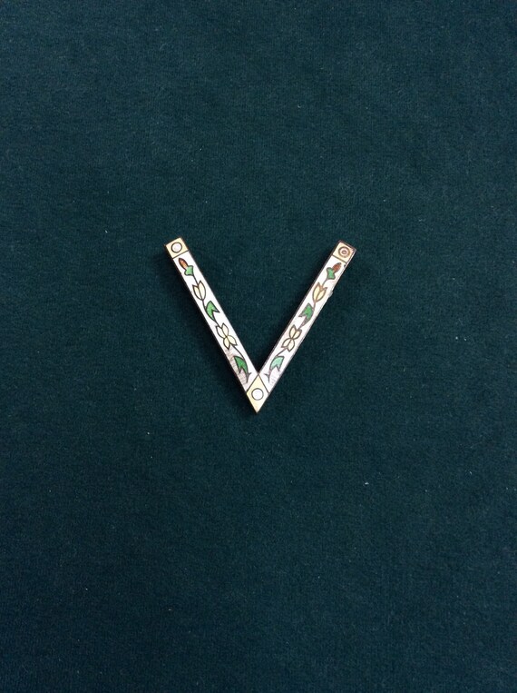 V for Victory Pin Guilloche Enamel Flowers WWII Sw