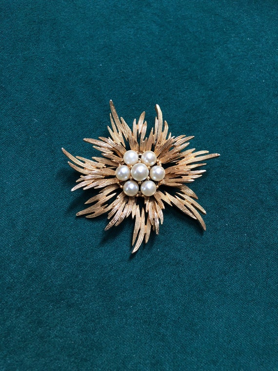 Vintage Signed Lisner Gold Tone and Pearl Flower … - image 1