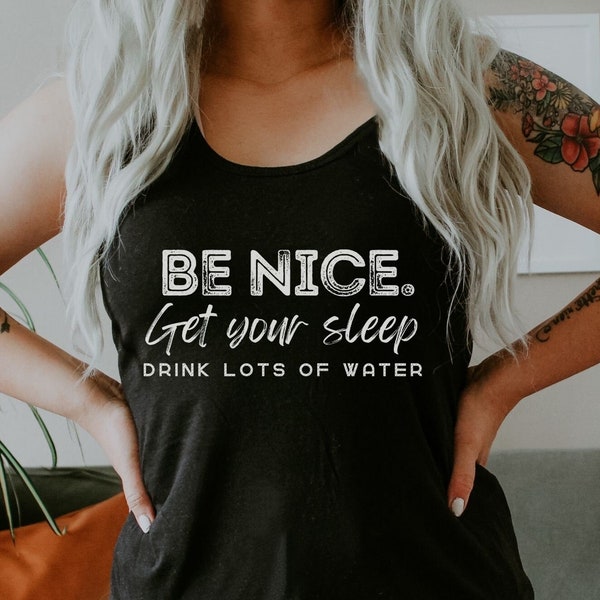 Nett sein. Holen Sie sich Ihren Schlaf. Viel Wasser T-Shirt trinken | Frauen Essential Tee, Ästhetische Inspirierte Zitate Typo Shirt, Geschenk für Sie
