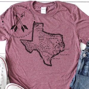 Mapa vintage de Texas. Disponible S-3XL. Disponible en Heather Maroon.