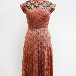 Vintage bruine mouwloze jurk met bloemenkant uit de jaren 1950, buste 33 (XS)