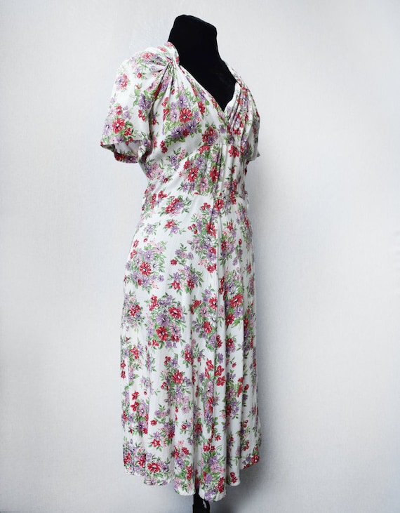 Vintage 1950s White Floral Tea Dress with Twist Neckl… Gem