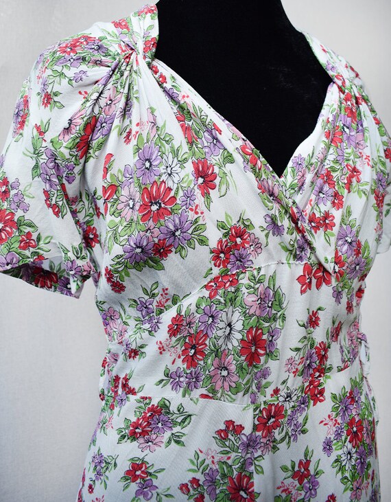 Vintage 1950s White Floral Tea Dress with Twist Neckl… Gem