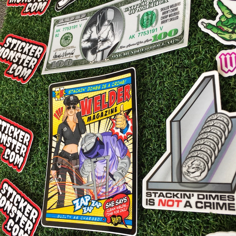 Op de afbeelding: Een comicboekomslag met een vrouw in politiekostuum en een lasser in een blauwe overall. De omslag is getiteld "Welder Magazine" en heeft bovenaan de tekst "Stackin' Dimes is a Crime!" De vrouw houdt een lasbrander vast en de lasser last een metalen constructie. De comicboekomslag is een sticker.