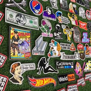 Op de afbeelding: Een verzameling kleurrijke stickers met lasmotieven. De stickers bevatten verschillende afbeeldingen, waaronder een lasser, een schedel, een robot en een poep-emoji. De stickers zijn perfect om laptops, waterflessen en andere oppervlakken een persoonlijke touch te geven.