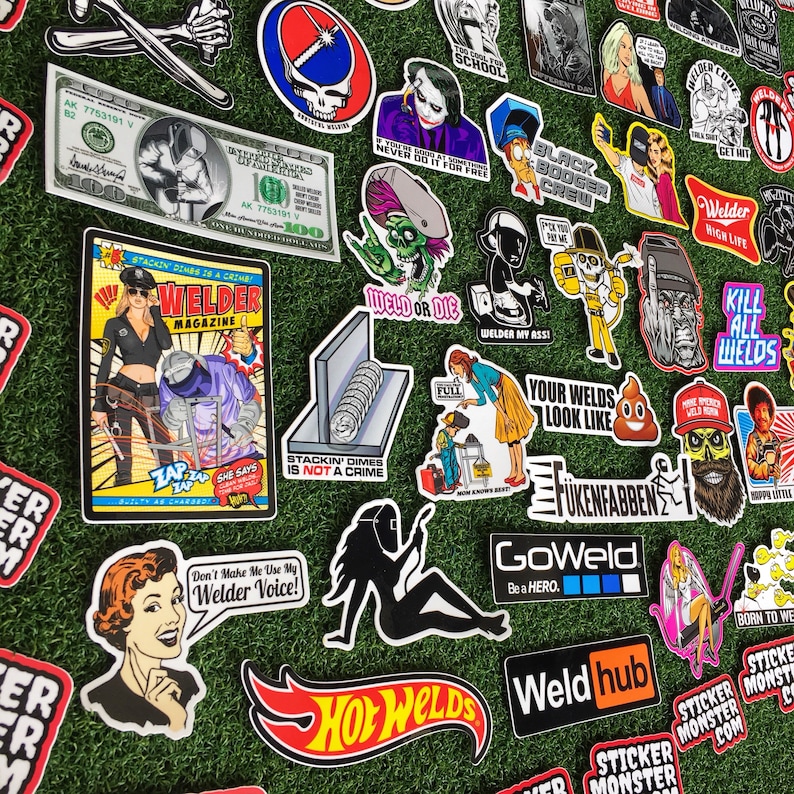 Op de afbeelding: Een verzameling kleurrijke stickers met lasmotieven. De stickers bevatten verschillende afbeeldingen, waaronder een lasser, een schedel, een robot en een poep-emoji. De stickers zijn perfect om laptops, waterflessen en andere oppervlakken een persoonlijke touch te geven.