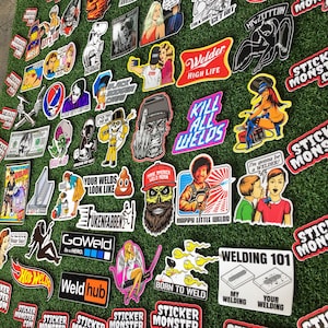 Op de afbeelding: Een verzameling kleurrijke stickers met lasmotieven. De stickers tonen verschillende afbeeldingen, waaronder lassers, lasapparatuur en slogans met betrekking tot lassen. Sommige stickers hebben een zwart-wit ontwerp, terwijl andere felle kleuren en gedurfde tekst hebben. De stickers zijn perfect om laptops, waterflessen of andere oppervlakken een persoonlijke touch te geven.