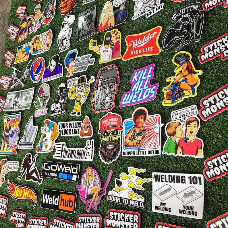 Op de afbeelding: Een verzameling kleurrijke stickers met lasmotieven. De stickers tonen verschillende afbeeldingen, waaronder lassers, lasapparatuur en slogans met betrekking tot lassen. Sommige stickers hebben een zwart-wit ontwerp, terwijl andere felle kleuren en gedurfde tekst hebben. De stickers zijn perfect om laptops, waterflessen of andere oppervlakken een persoonlijke touch te geven.