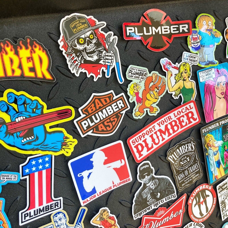 Pu&ograve; includere: Una collezione di adesivi colorati con vari design a tema idraulico. Gli adesivi presentano frasi come "Bad Plumber Ass", "Support Your Local Plumber" e "Major League Plumber". Alcuni adesivi hanno illustrazioni di scheletri, idraulici e altri design divertenti.