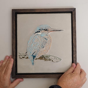 Gemälde mit Eisvogel im Relief auf Holzplatte mit Rahmen, Eisvogel kleines Wandpaneel, Eisvogel, Kunstobjekt für die Wand