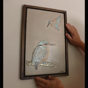 Gemälde mit zwei Eisvögel im Relief auf Holzplatte mit Rahmen, Eisvögel kleines Wandpaneel, Eisvögel, Kunstobjekt für die Wand
