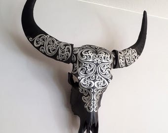 Buffelskalle dekorerad och bearbetad i metallsilver, koskalle och horn dekorerade i orientalisk stil, vattenbuffelskalle dekorerad i silvertenn