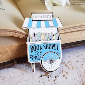 Przypinka z emalii pastelowej Book Shop - twarda emalia, biblioteka, słodka przypinka, prezent dla bibliotekarza, przypinka z emalii książkowej, prezent dla mola książkowego, dziewczęca, prezent dla czytelnika
