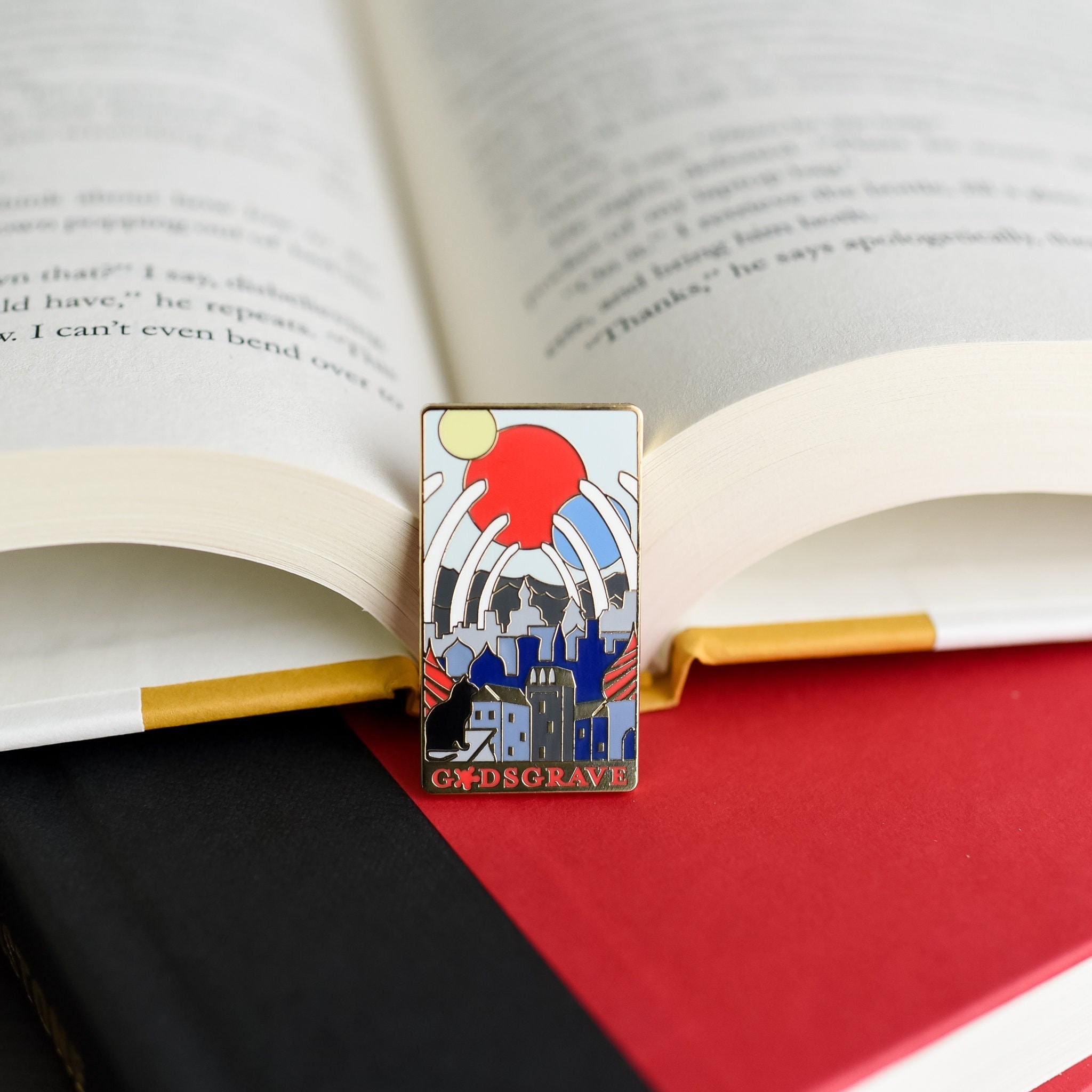 Nevernight Pin- Godsgrave Literary Landschaft Emaille Pin, Fantasy liest, Fandom, Mia Corvere