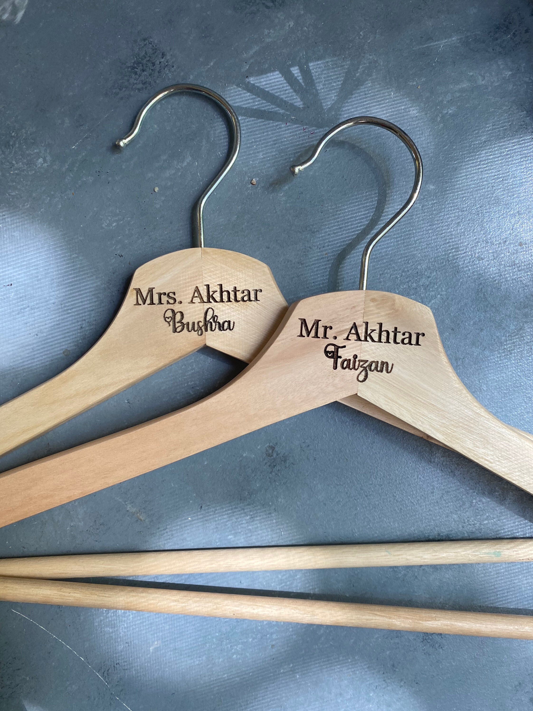 Cintre Mariage Personnalisé Bois Gravé – Cintre Robe De Mariée & Marié, Cadeau Témoin Demoisselle D’Honneur