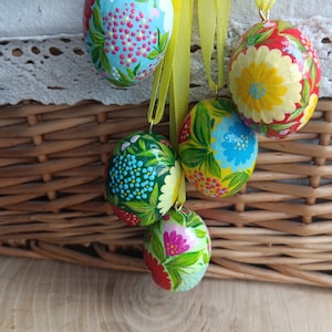 Set mit 5 hängenden handbemalten hölzernen Mini-Ostereien, Ukrainische Kunst, Osterkorbdekor, Pysanka-Kit