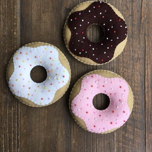 Set of 3 Iced Donuts, Felt Food, Pretend Play, Strawberry Chocolate Vanilla, Felt Dessert, Felt Sweets, Creative Learning, Role Play