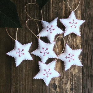 Felt Décorations d’étoiles de Noël, Décorations de Noël blanches de style Nordique Scandi, Étoiles de Noël blanches rouges, Décorations de Noël, Ornement