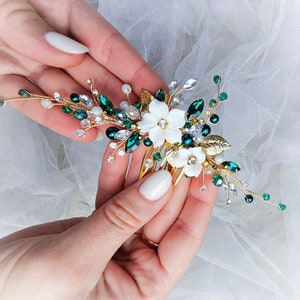 Emerald hair comb with flower Emerald hair piece Green hair clip Green hair accessory Emerald headpiece Wedding hair piece Wedding hair pins