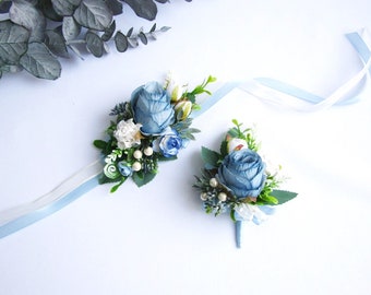 Boutonnière fleurs blanches bleues, marié, garçons d'honneur, boutonnière bleue pour hommes, fleur de mariage bleue, mariage dans les bois, épingles à cheveux rustiques, mariage d'été