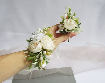 White Rose Boutonniere, Boutonniere voor mannen, Pols corsage, bruiloft corsage, Prom bloem, moeder van de bruid corsage, bruidegoms boutonniere