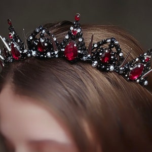 Rote Kristall Spike Krone: Schwarze Gothic Tiara, Handgefertigtes Haarband