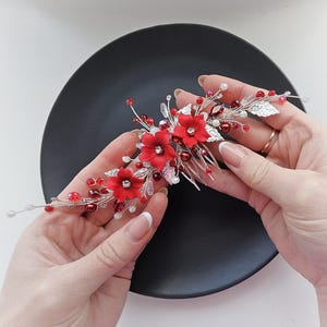 Rode bloemen bruiloft haarkam. Rode bruidshaarkam. Zilveren bruiloftshaarstuk. Haarsieraden voor bruiloften. Gebloemde haarkam