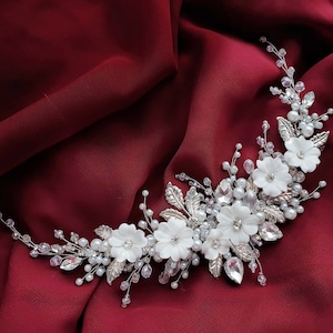 Floraler Brautkranz. Weiße Blume Hochzeit Haarkranz. Perlenhaarteil. Floraler Hochzeit Haarschmuck. Abschlussball Haarranke