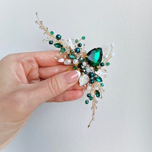 Emerald green hair comb with white opal Emerald hair piece Emerald jewelry Green Bridesmaid hair pin Emerald headpiece Bridal hair comb