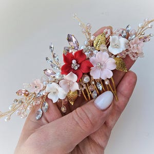 Roodroze bloemen bruiloft haarkam. Rode bruidshaarkam. Zilveren bruiloftshaarstuk. Haarsieraden voor bruiloften. Gebloemde haarkam