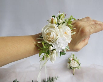 Pulsera floral blanca y marfil. Corsage de muñeca nupcial de rosa marfil. Ojal de novio blanco. Regalo de dama de honor. Boutonniere de novios blancos