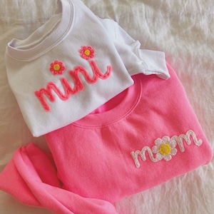 Mama sweatshirt with daisy- women's' mama sweatshirt - Mama hand embroidered - Mommy outfit -