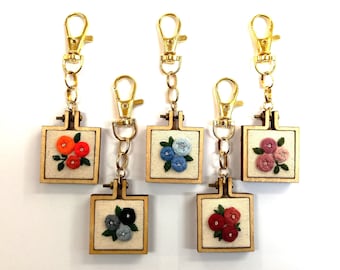 Porte clé tambour carré broderie fleur - Fait main