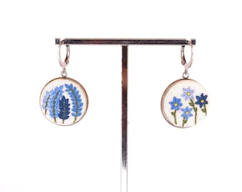 Orecchini con fiori ricamati su sfondo beige - fatti a mano