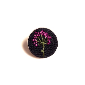Rund broderad blombrosch/märke - Handgjord