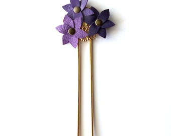 Pic à cheveux / chignon bouquet de fleurs en cuir base dorée - Fait main