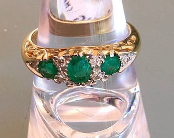 9ct smaragd- och diamantring med 6 diamanter