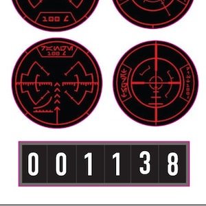 Peut inclure: Quatre autocollants de lunette de visée rouge et noir avec le texte "7KADM 100 Z" et "プロロてやだい" en blanc. Les autocollants sont numérotés 001138.