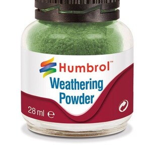 Può includere: Un flacone di vetro di polvere di invecchiamento verde per modellismo. Il flacone è etichettato "Humbrol Weathering Powder" e ha un'etichetta rossa e bianca con il testo "28 ml e".