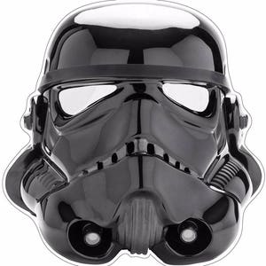 Può includere: Un casco da Stormtrooper di Star Wars in plastica nera con visiera e boccaglio nero.