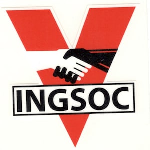 Könnte beinhalten: Ein rotes V-förmiges Symbol mit einem schwarzen und weißen Händedruck im Inneren und dem Wort "INGSOC" in schwarzen Buchstaben darunter.
