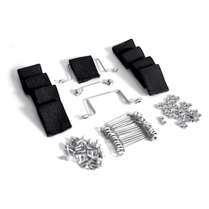 Pode incluir: Um conjunto de tiras de tecido preto, ganchos de metal e parafusos prateados. As tiras são projetadas para serem usadas com os ganchos para fixar itens.