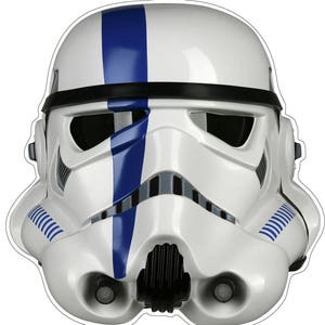 Op de afbeelding: Een witte en blauwe Stormtrooper helm met een blauwe streep aan de zijkant. De helm heeft een zwart vizier en een zwarte mondstuk.