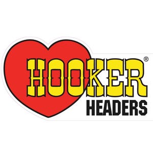 Könnte beinhalten: Ein Aufkleber mit dem Text "HOOKER HEADERS". Das Wort "HOOKER" steht in gelben Blockbuchstaben in einem roten Herz. Das Wort "HEADERS" steht in schwarzen Blockbuchstaben.