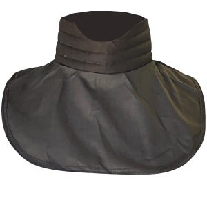 Puede incluir: Un protector de cuello de soldadura negro con un cuello acolchado y un babero ancho y drapeado. El cuello tiene líneas cosidas horizontales. El babero está hecho de una tela oscura y flexible. El protector está diseñado para proteger el cuello y los hombros.
