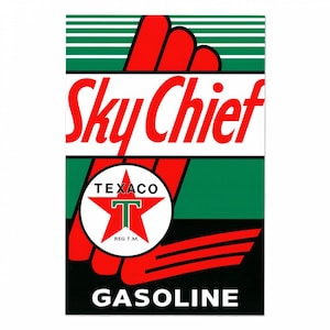 Może przedstawiać: Winietyczna tablica reklamowa benzyny Sky Chief z czerwoną gwiazdą i tekstem "Texaco Reg. T.M." w białym kółku. Tablica ma zielone tło z białymi paskami i tekst "Sky Chief Gasoline" w kolorze czerwonym.