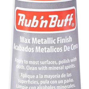 Może przedstawiać: Tubka woskowego wykończenia metalicznego Rub'n Buff w kolorze Pewter. Etykieta zawiera instrukcje w języku angielskim i hiszpańskim, z ostrzeżeniem o łatwopalności. Tubka zawiera 15 ml produktu.