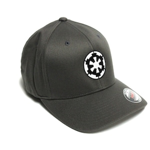 Peut inclure: Une casquette de baseball gris foncé avec un symbole impérial blanc brodé de Star Wars.